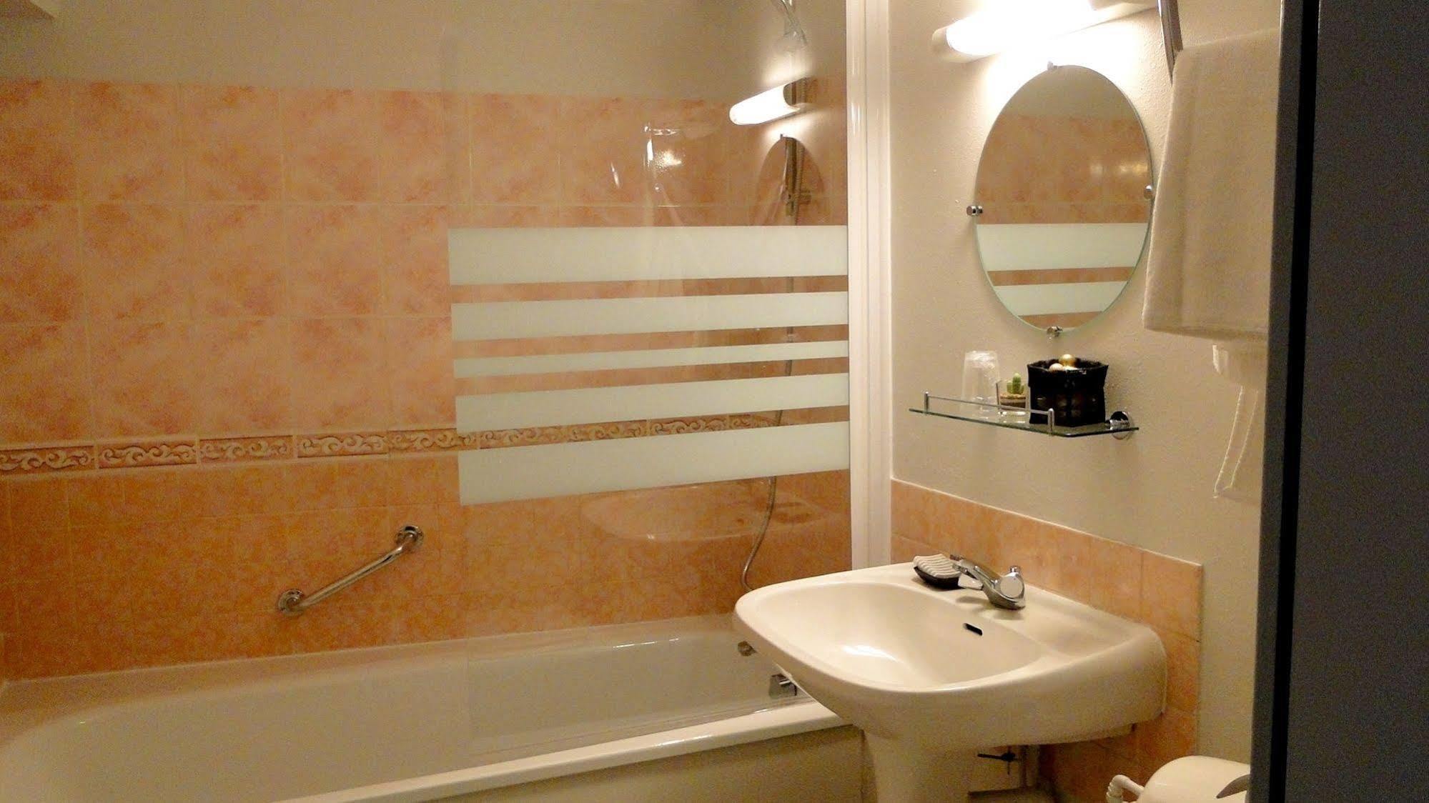 Le Saint Sebastien Hotel Blendecques ภายนอก รูปภาพ